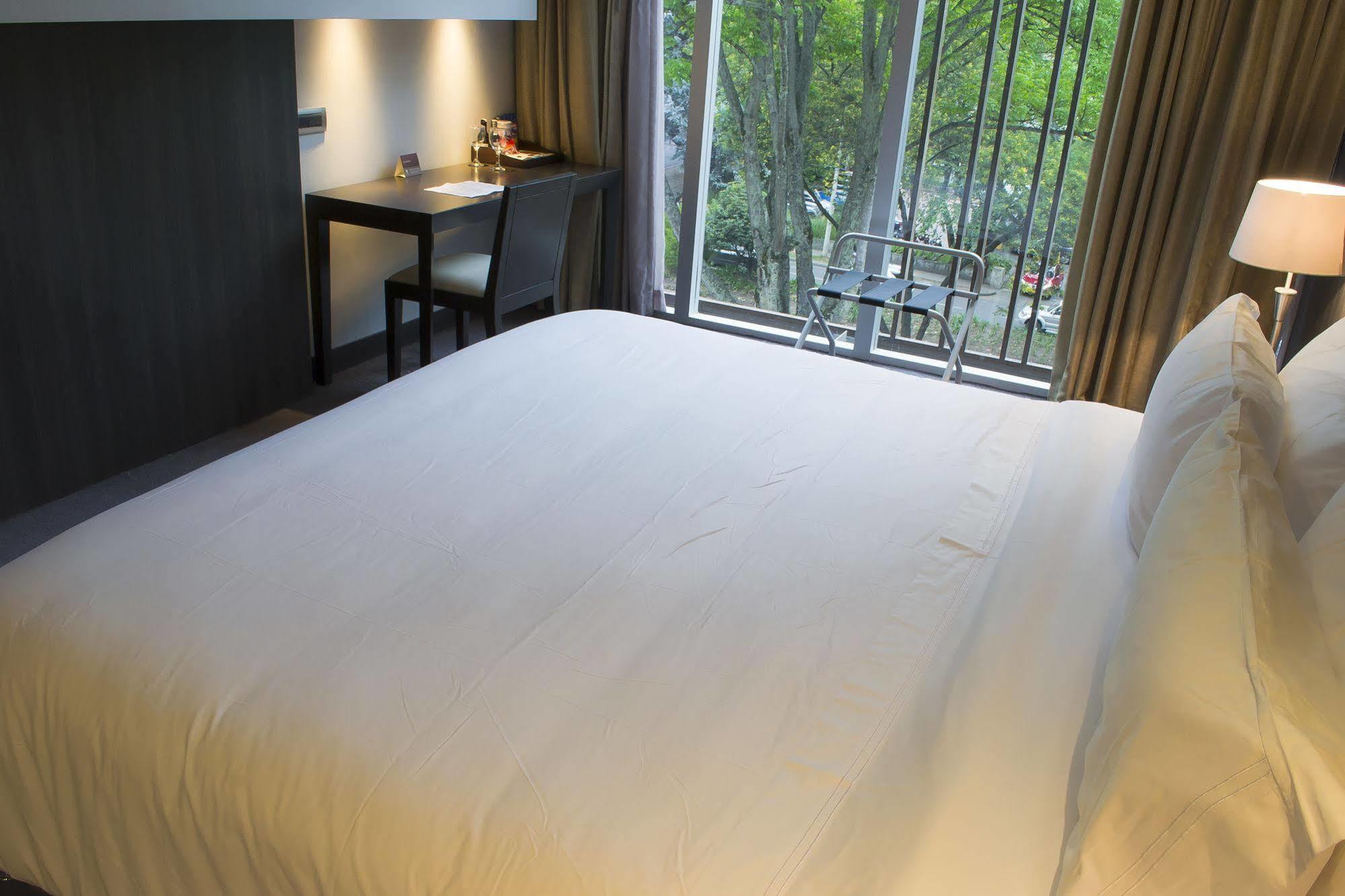 Ghl Bioxury Hotel Bogota Ngoại thất bức ảnh A bed with a mattress